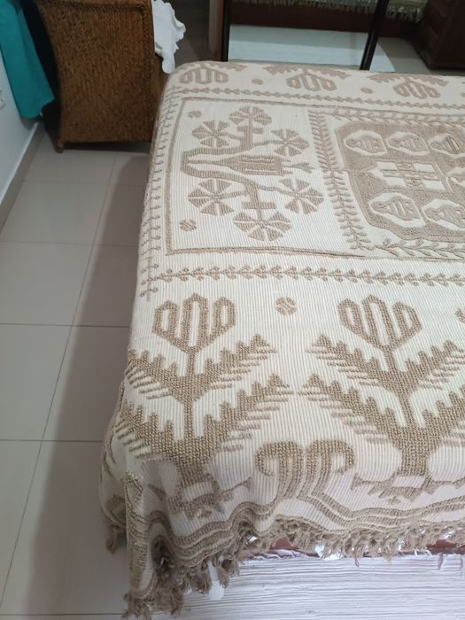Vendo uma colcha antiga em linho e estopa
