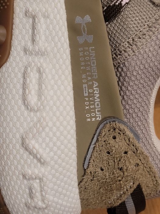 Sneakersy Męskie UNDER ARMOUR  beżowy  rozm. 42,5