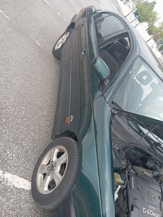 Toyota Avensis verde