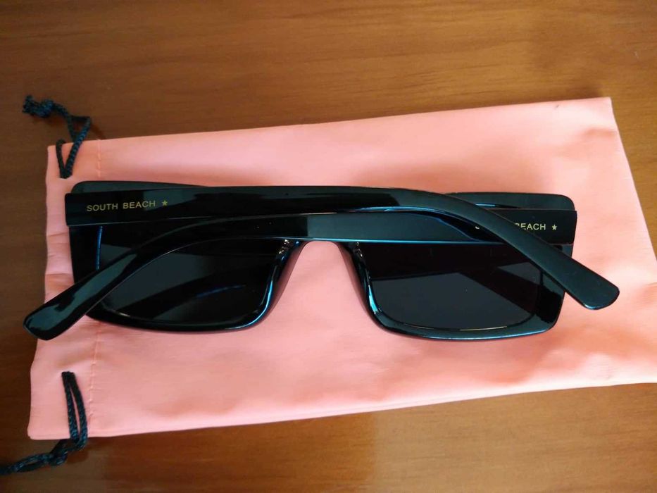 Par de óculos pretos