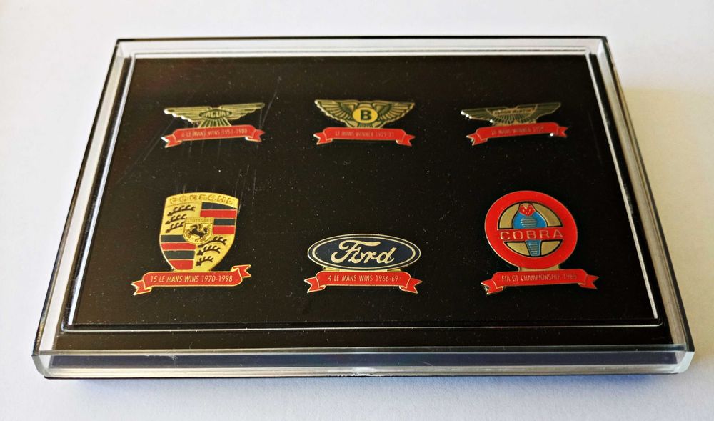 Conjunto de emblemas de lapela (pins), antigos, de marcas de carros.