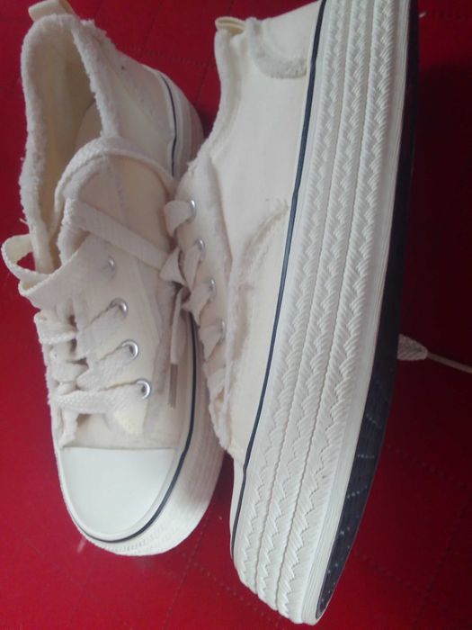 Sprzedam NOWE trampki roz. 39