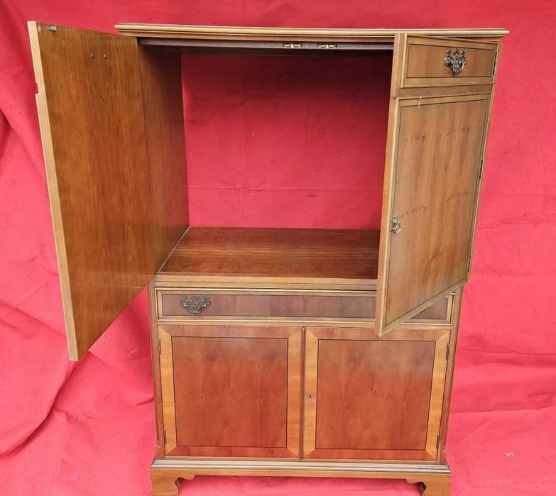 Móvel para televisão fechado