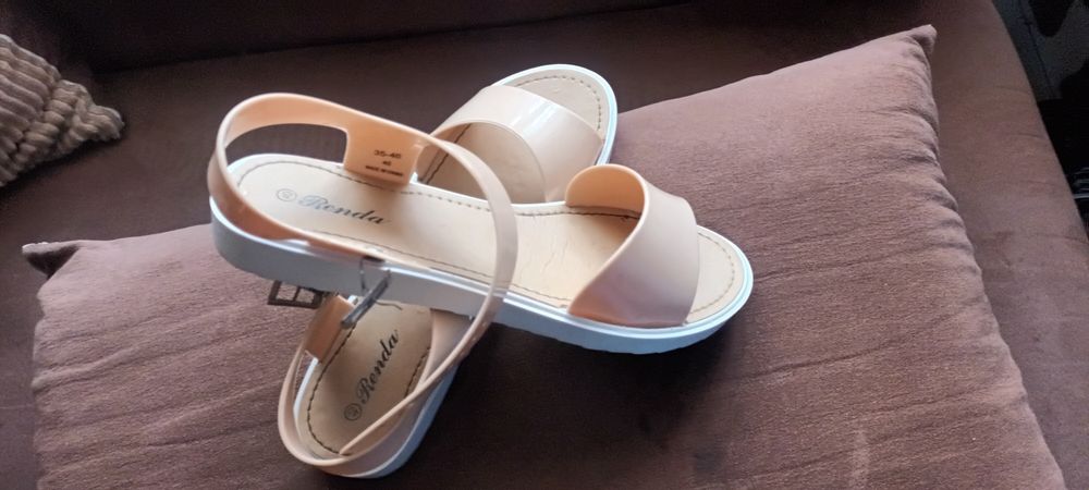 Beżowe sandałki damskie