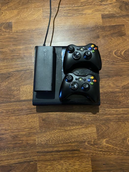 Приставка XBOX 360 + 2 джойстика + установленные все игры
