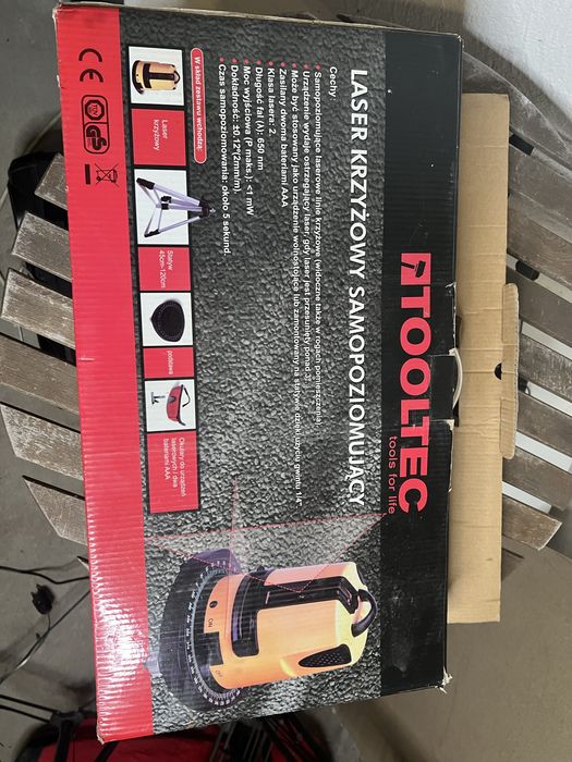 Laser krzyżakowy na stojaku