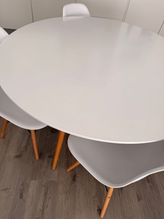 Mesa e 4 cadeiras de refeições