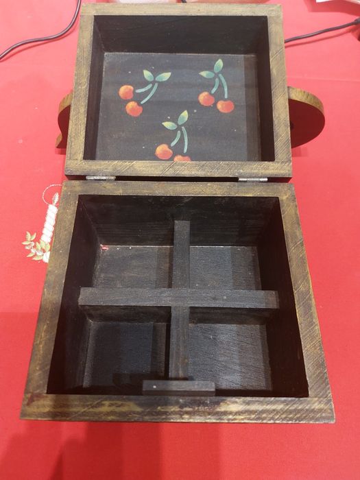 Conjunto de caixas em madeira pintadas à mão