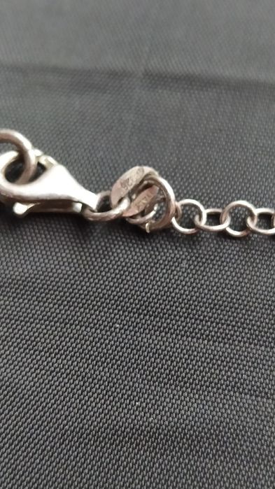 Vários colares e pulseiras em prata