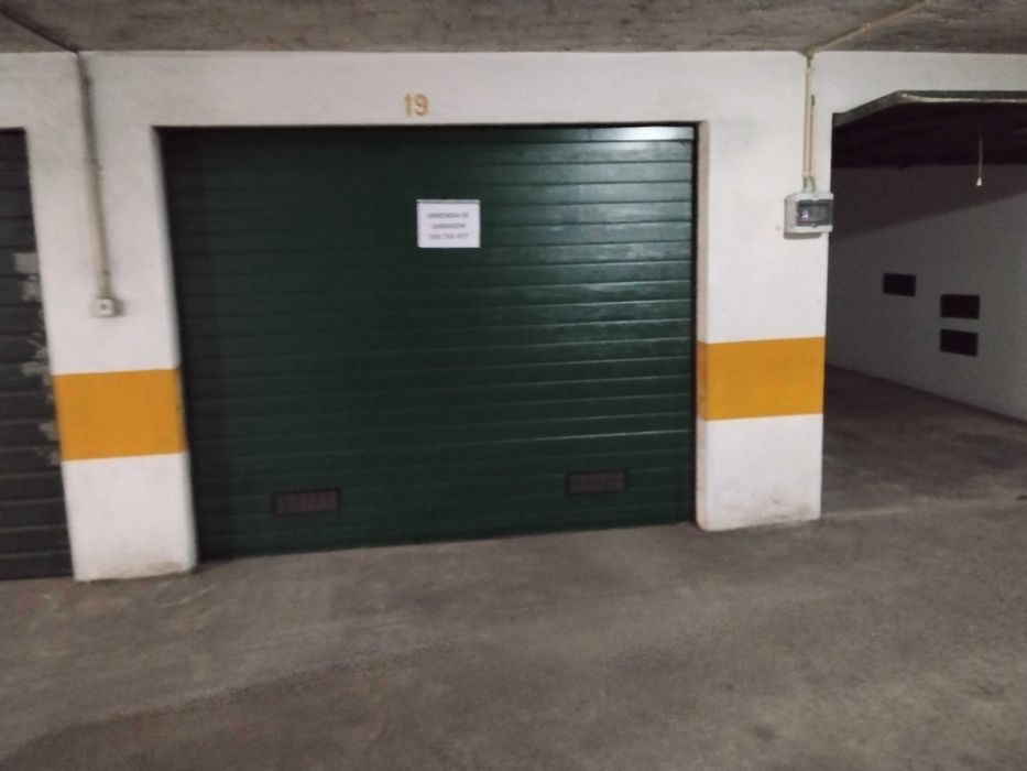 Garagem fechada, com portão elétrico no centro de Vila Nova de Famalicão.