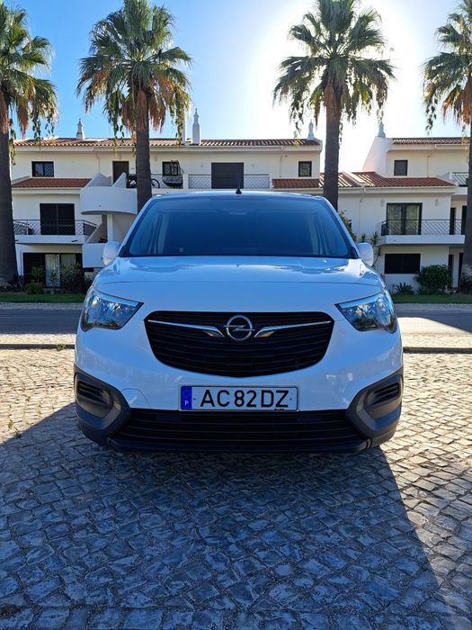 Opel combo de 2020 com 77.000 kms 100cv de 3lugares