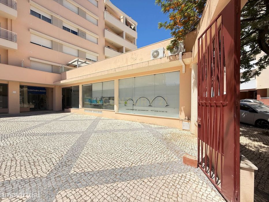 Espaço comercial amplo com montras panorâmicas - Penha, Faro