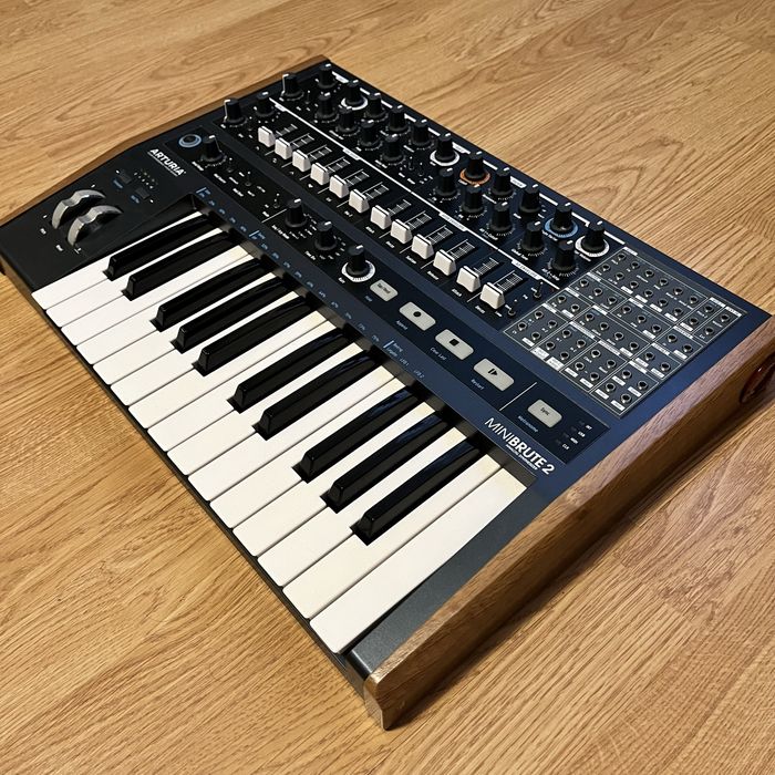 Arturia minibrute 2 аналоговий синтезатор