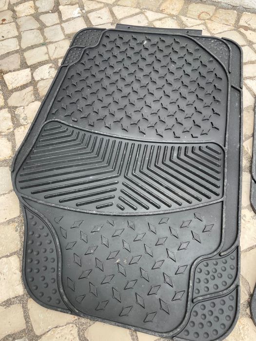 4 Tapetes de carro seminovos