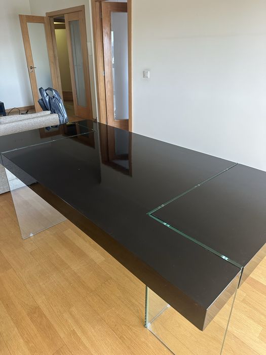 Mesa de Jantar Lacada Preta com Pés em Vidro