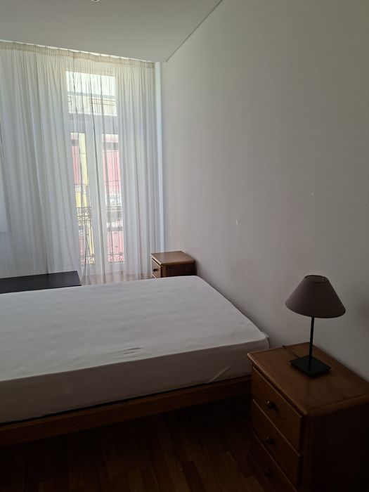 Alugo quarto perto da universidade do porto