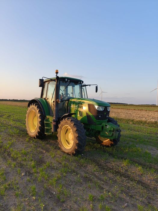 Traktor John Deere 6125m 
T