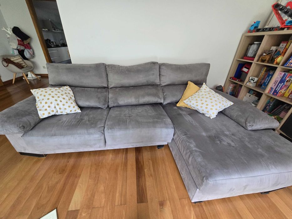 Sofá com chaise longue e assentos extensíveis.