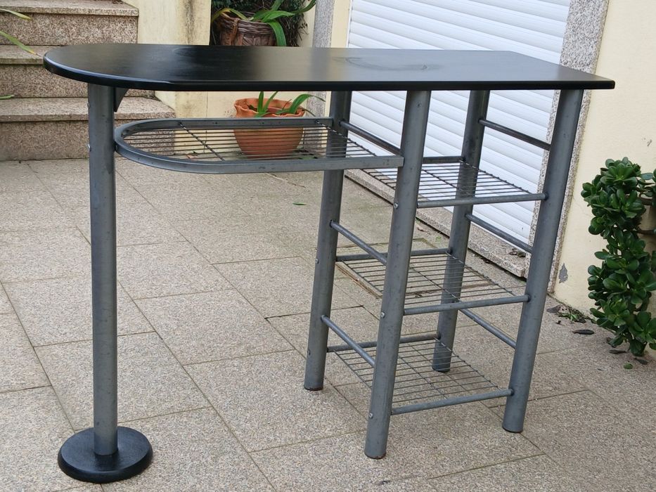 Vendo BALCÃO de cozinha/MESA com prateleiras de arrumação + 2 CADEIRAS