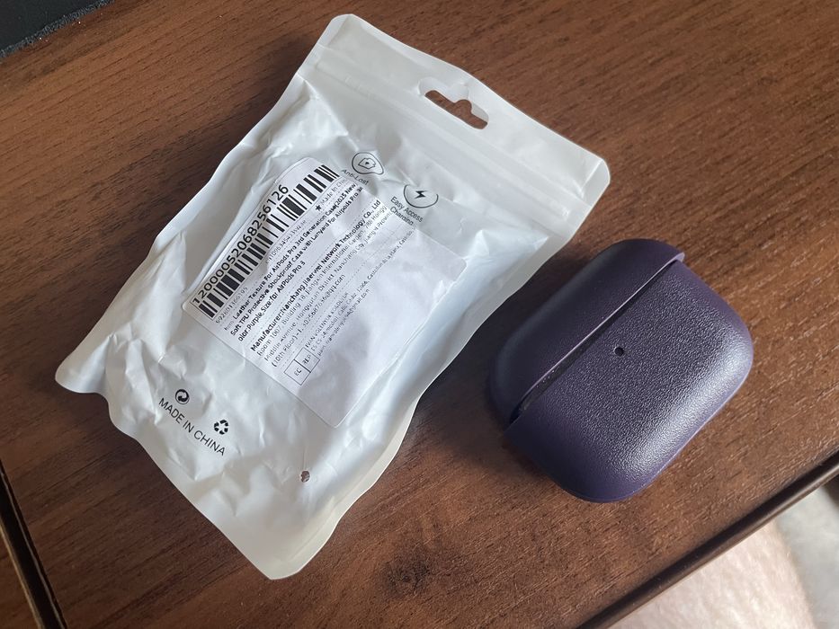 Чехол для AirPods Pro 3 (2025) с текстурой кожи, с ремешком, темно-фиолетовый НОВЫЙ