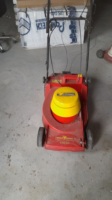 Kosiarka elektryczna z napędem.