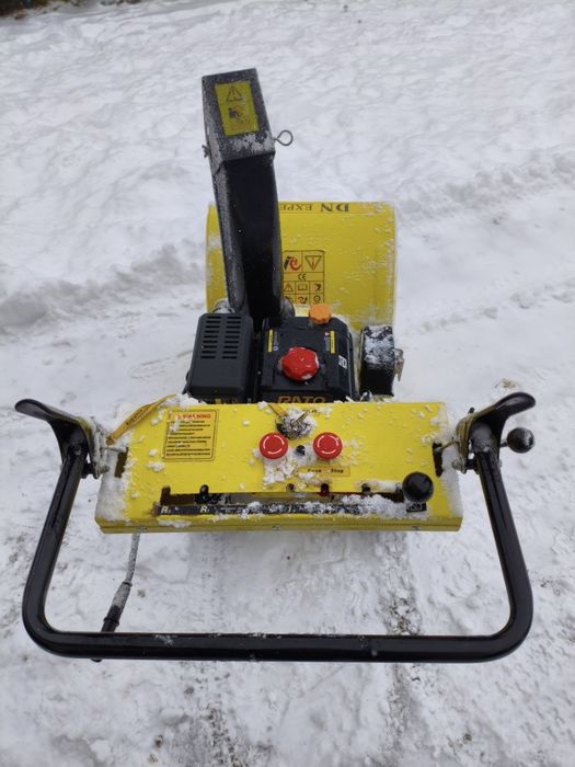 Odśnieżarka spalinowa, z zapłonem elektrycznym i napędem.