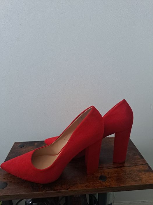 Czerwone szpilki na słupku