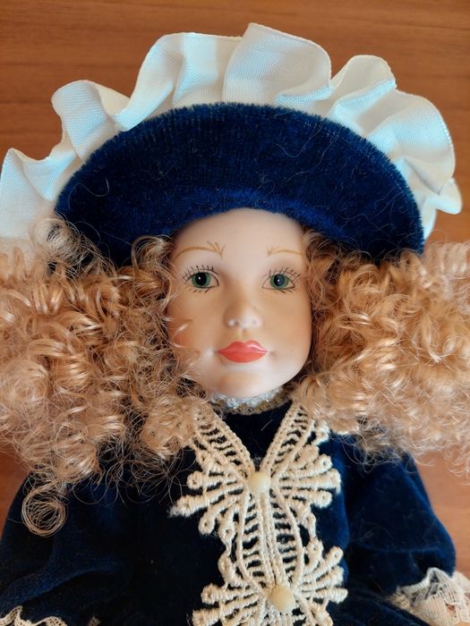 Лялька фарфорова