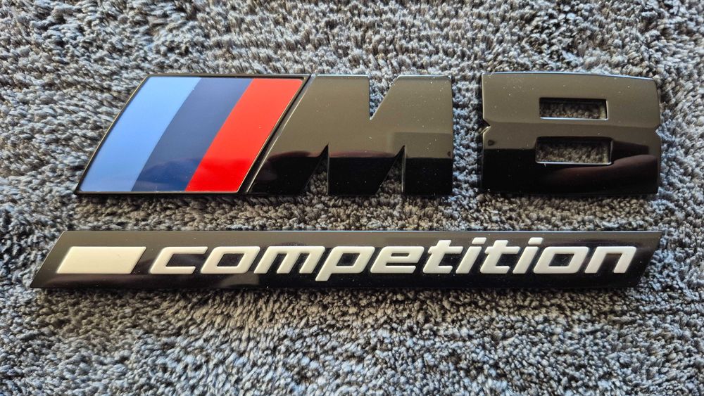 Oryginalny znaczek emblemat BMW M8 Competition na tylną klapę bagażnika. M power