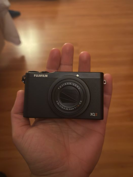 Fujifilm XQ2 com bateria e cabo de alimentacao