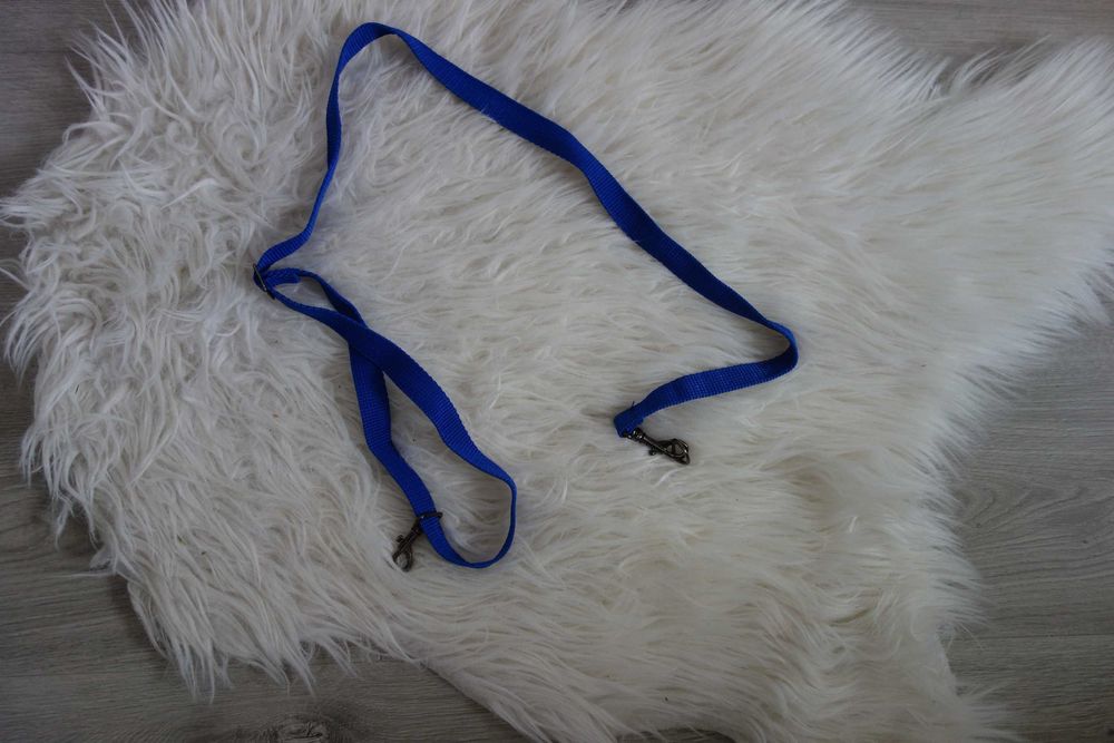 granatowy nowy regulowany pasek z karabińczykami