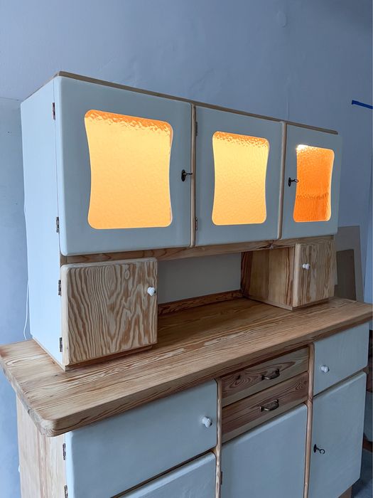 Kredens PRL po renowacji