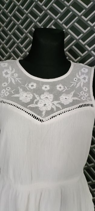 Biała sukienka boho