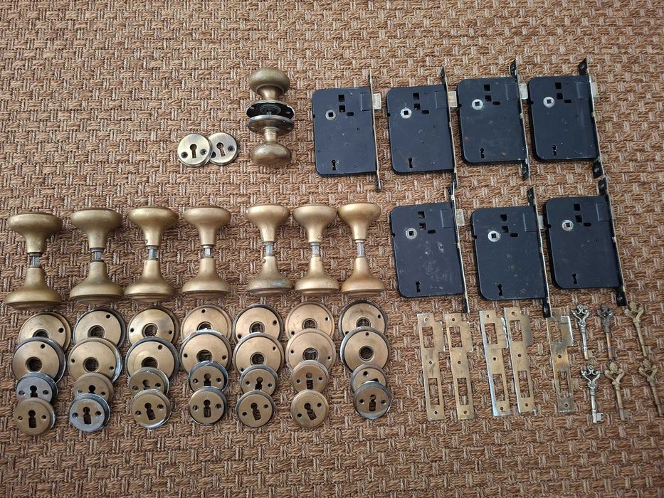 Maçanetas antigas e fechaduras de portas interiores