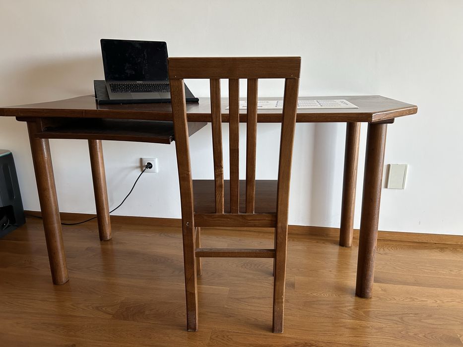 Mesa de escritório com cadeira em madeira