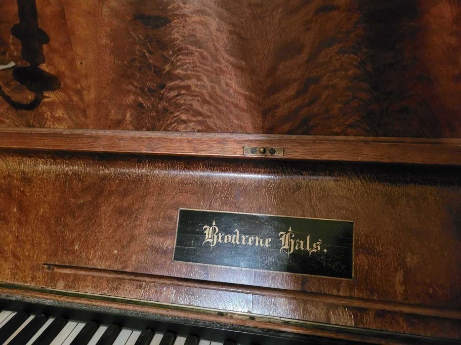 pianino zabytkowe brodrene hals