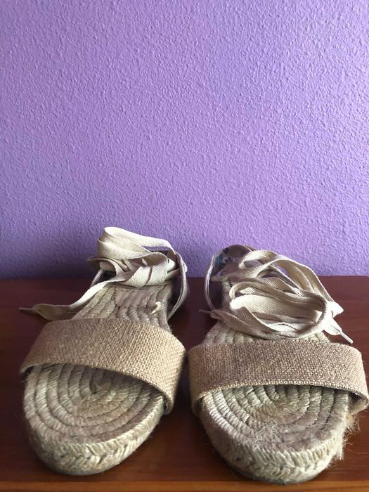 Sandálias rasas bege