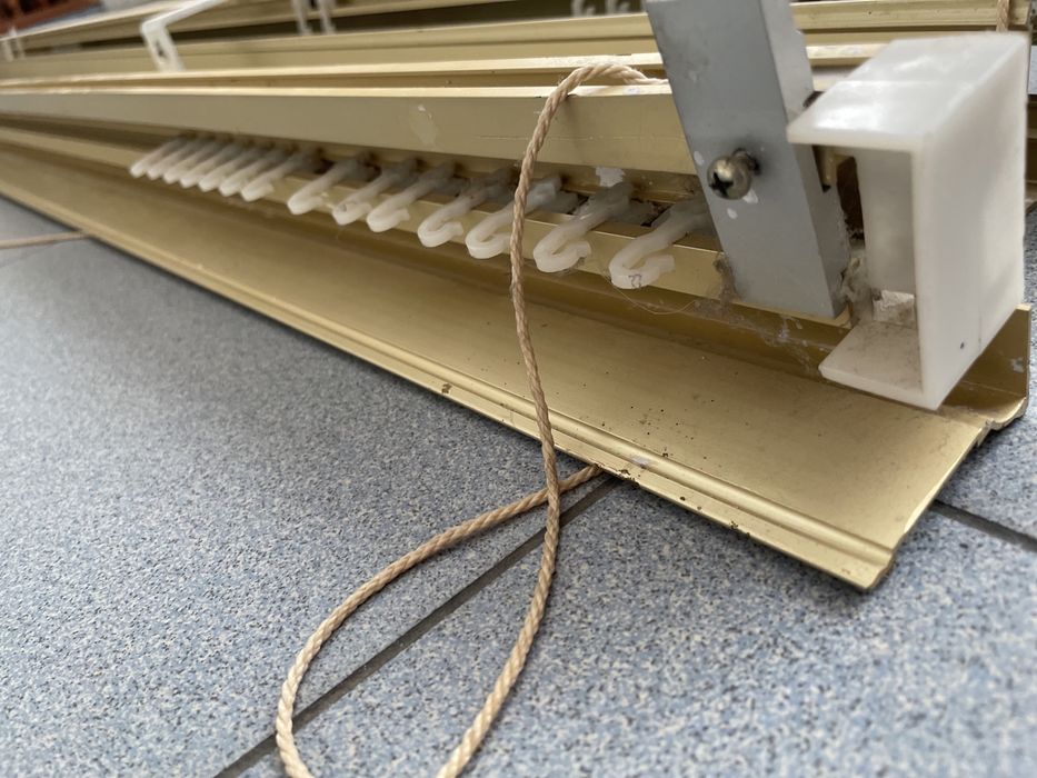 Карнизи з гачками для  штор