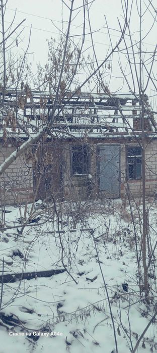 Житловий будинок та споруди, загальною площею 27,70 кв.м у м. Люботин