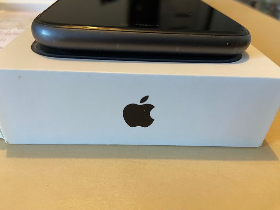 Iphone 11 64GB z oryginalnym pudełkiem, ładowarką, kablem USB, kluczyk do karty SIM