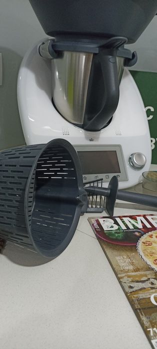 Bimby TM5 com acessórios e livros de receitas