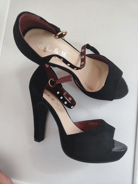 Босоніжки нові на каблуку