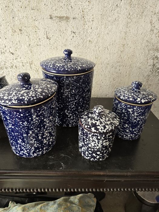 Louça azul escura