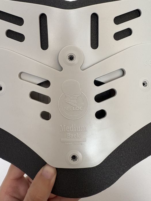 Colar cervical com adaptaçao para traquestomia