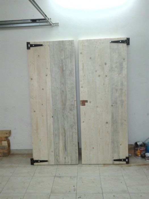 Vários tipos de portas e portões.