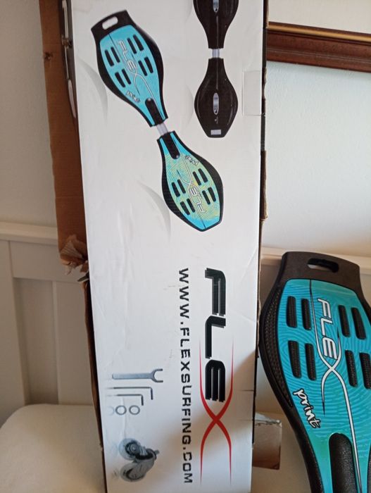 Flex surfing wave skate