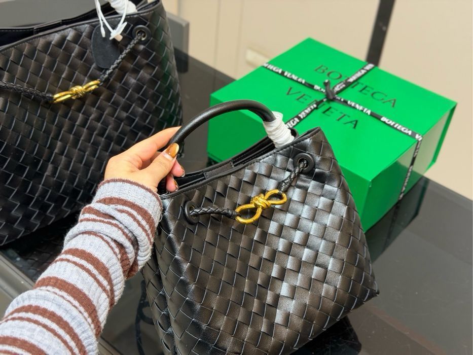Жіноча сумка з натуральної шкіри Bottega Veneta Andiamo Bag Black