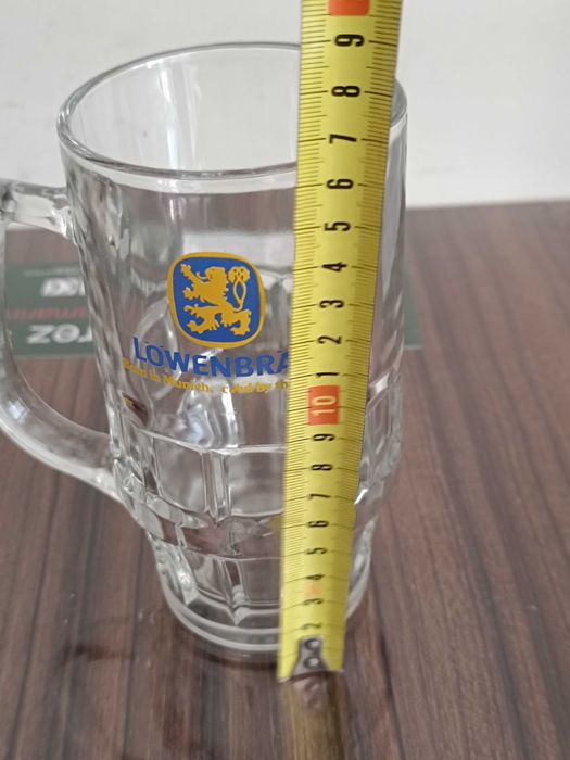 Caneca de cerveja Lowenbrau e 3 copos da cerveja Tsingtao Bee