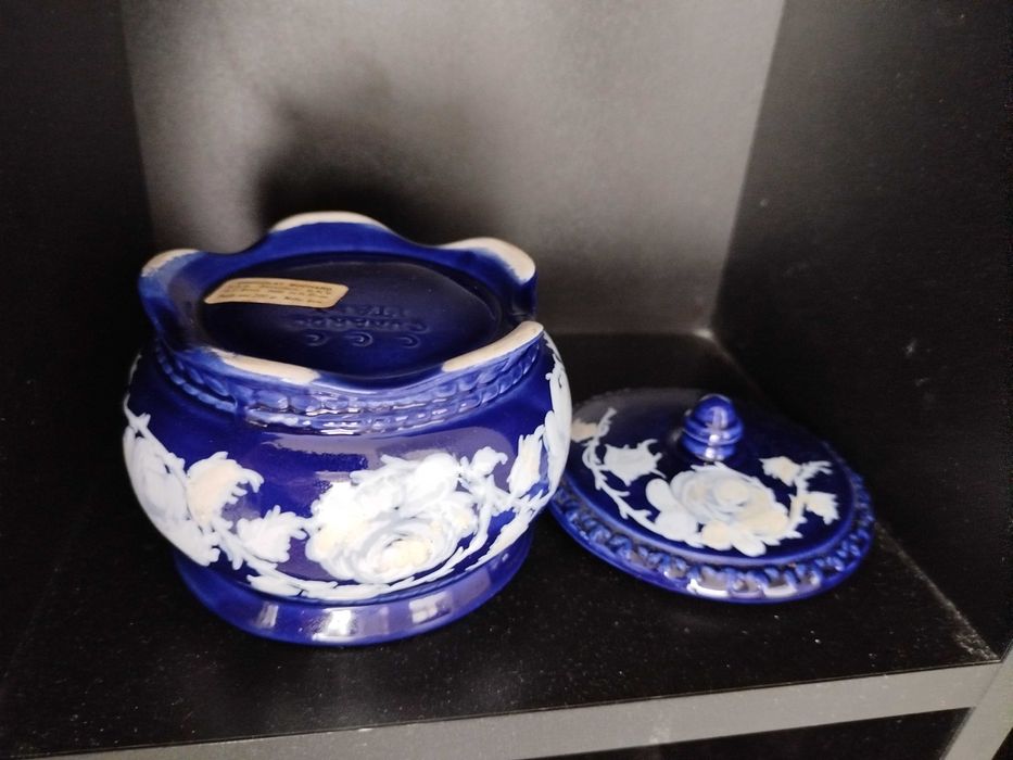 Włochy Kobaltowa Bomboniera Białe Róże Coronetti Cunardo, Suchard