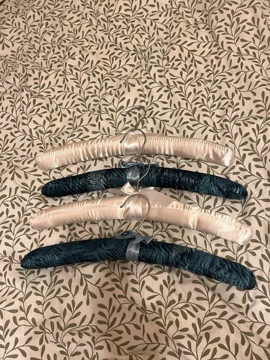 Satynowe wieszaki 4 sztuki